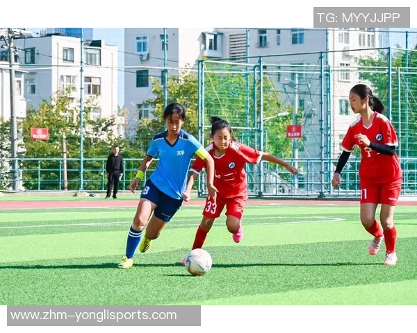 足球场上的魅力风采足球美女尽显青春活力与运动魅力